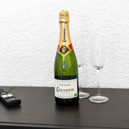 Stylish 3 Bedroom House - 6 Guests - Garden - Parking - Netflix - Wifi - 17M Birmingham Buitenkant foto