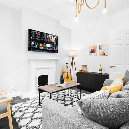 Stylish 3 Bedroom House - 6 Guests - Garden - Parking - Netflix - Wifi - 17M Birmingham Buitenkant foto