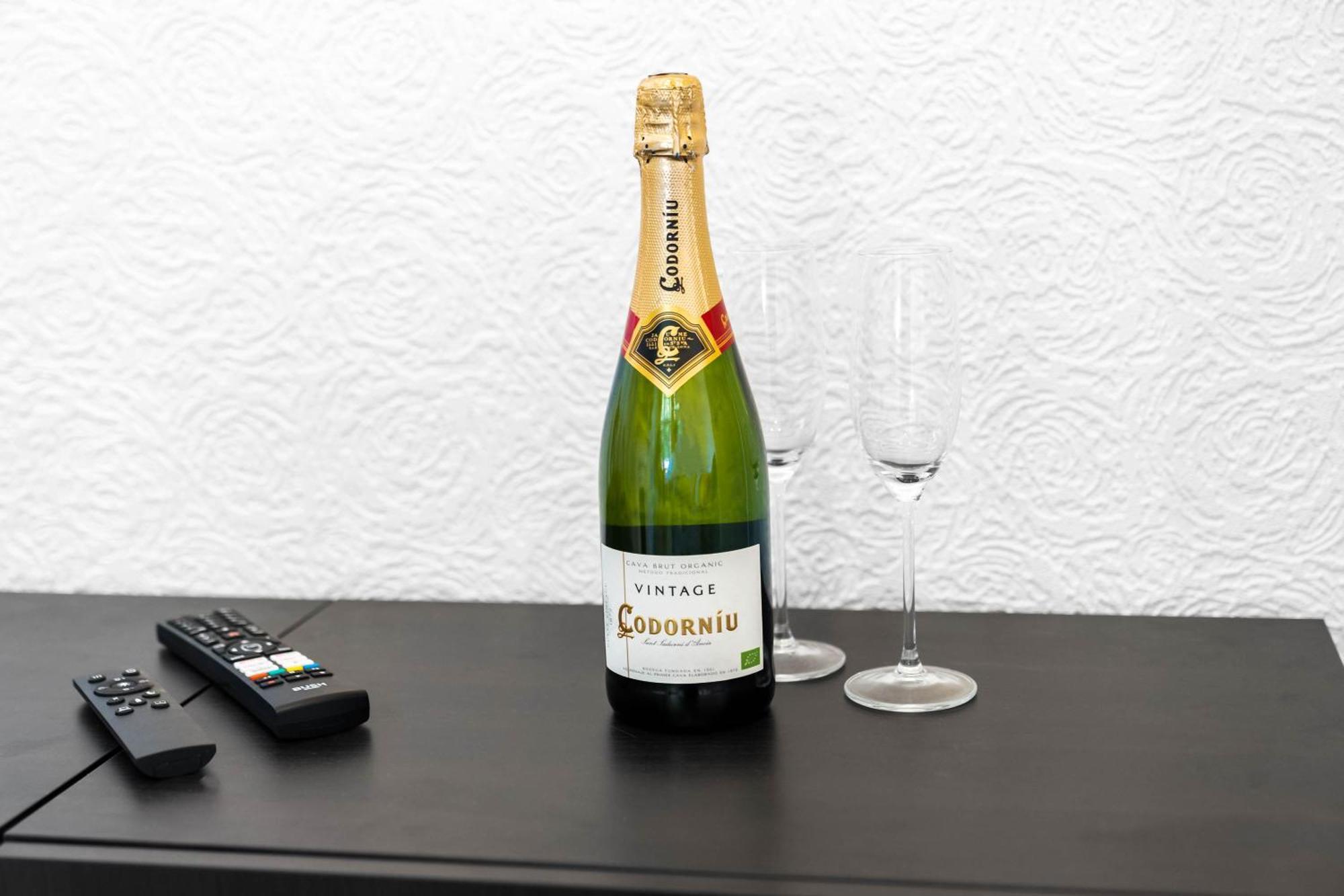 Stylish 3 Bedroom House - 6 Guests - Garden - Parking - Netflix - Wifi - 17M Birmingham Buitenkant foto
