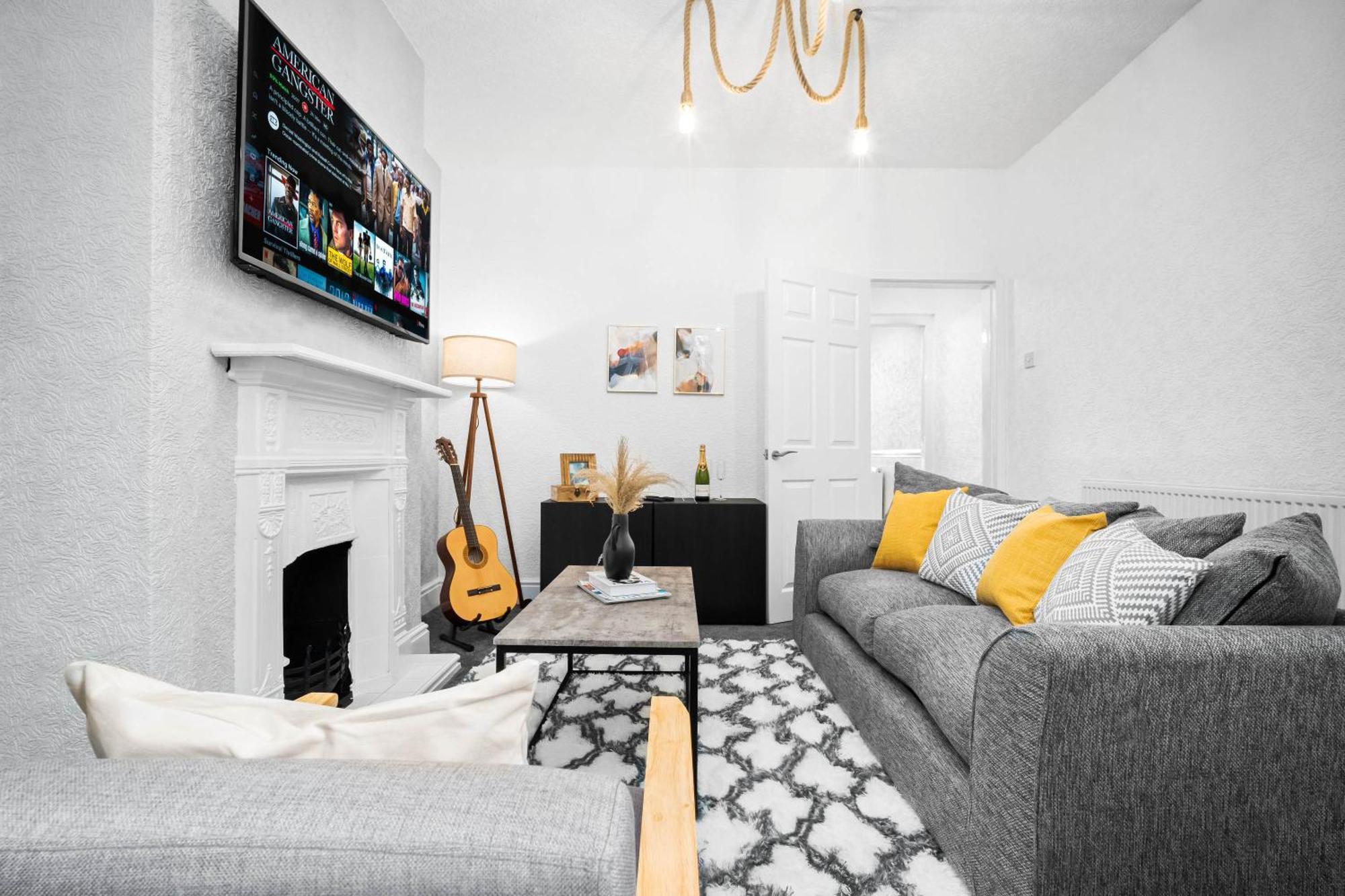 Stylish 3 Bedroom House - 6 Guests - Garden - Parking - Netflix - Wifi - 17M Birmingham Buitenkant foto