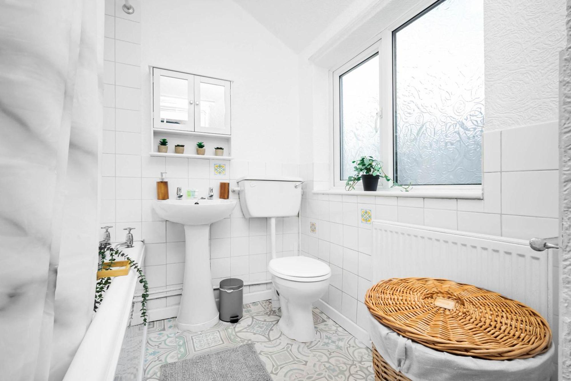 Stylish 3 Bedroom House - 6 Guests - Garden - Parking - Netflix - Wifi - 17M Birmingham Buitenkant foto